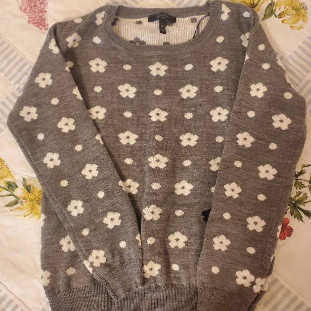 Jessica Simpson Grey Sweater with flower pattern